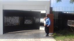 Delincuentes intentaron asaltar a una familia derribando un portón