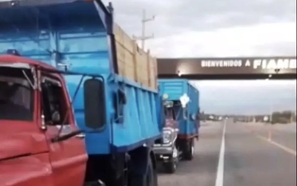 Camiones parados en el ingreso al municipio de Fiambalá.&nbsp;