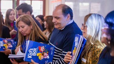 gustavo saadi realizo la entrega de libros y kits escolares