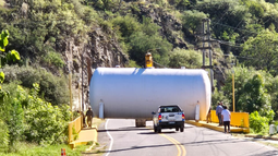 Ruta Nº 4: un cargamento que excedía la altura del puesto policial generó una hora de demora Ruta Nº 4: un cargamento que excedía la altura del puesto policial generó una hora de demora