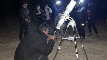 Noche Estelar y Sabores Nativos en el Pueblo Perdido de la Quebrada