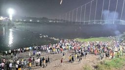 Más de 80 muertos por el derrumbe de un puente en India