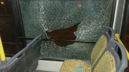 Lanzaron una piedra contra un colectivo e hirieron a una bebé