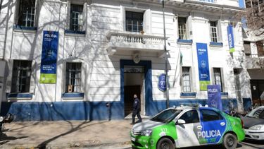 asistio armada a la comisaria para pedir la liberacion de su pareja y quedo detenida