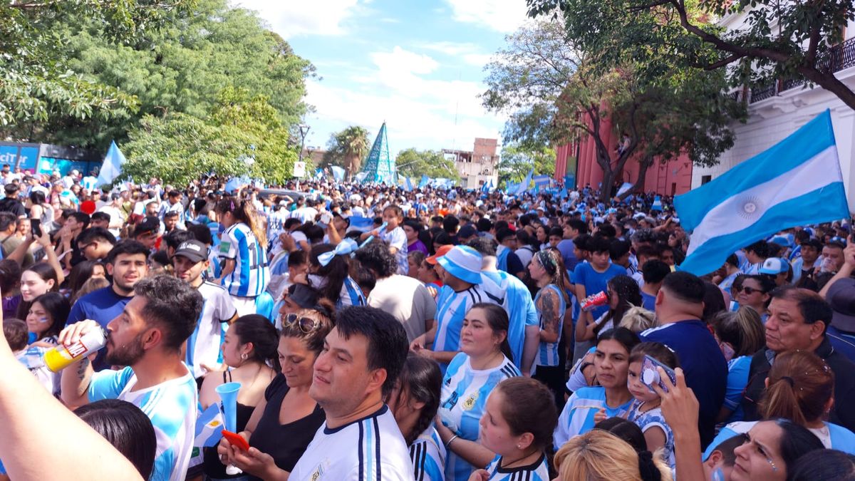 Los Catamarqueños Festejan En La Plaza 25 De Mayo 7471