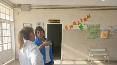Recorrida. La oposición visitó varias escuelas de la Capital.
