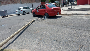un camion derribo un poste de luz en la tablada