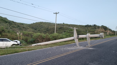 camioneta impacto contra una columna y dejo sin energia electrica a balcozna