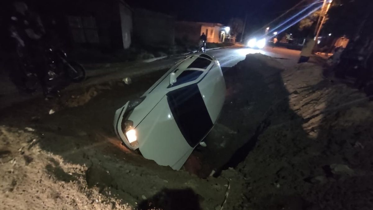 Perdió el control del auto y terminó en una zanja