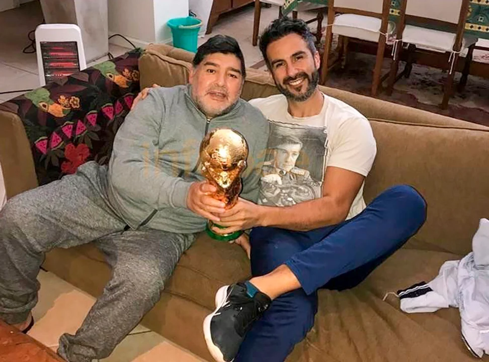 El cirujano Leopoldo Luque con Diego Maradona.
