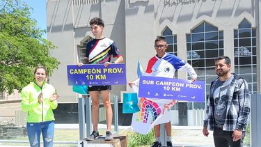 10 km masculino. Ulises Vergara, en lo más alto del podio situado en la Casa de Fray Mamerto Esquiú.