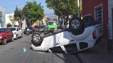 Provocó un choque en cadena y terminó volcando