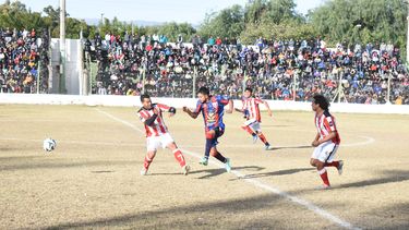 Friccionado. Villa Cubas cometió numerosas faltas y San Lorenzo aprovechó. El Malvinas estuvo repleto.