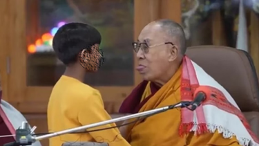 El Dalai Lama y el polémico momento con un niño.&nbsp;