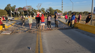 vecinos cortan el ingreso a valle viejo por el puente camino a la virgen