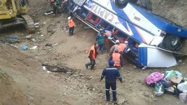 once muertos en vuelco de un colectivo en bolivia