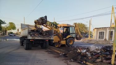 cenizas calientes en contenedores provocaron el incendio de un camion de basura