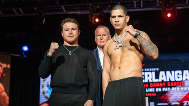 canelo alvarez defendera tres cinturones mundiales de peso supermediano ante edgar berlanga