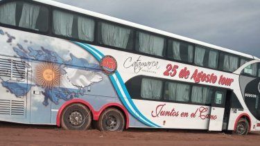Colectivo atascado en la ruta nacional 60.&nbsp;