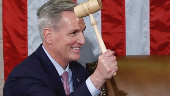 El líder republicano de la Cámara de Representantes de Estados Unidos, Kevin McCarthy, empuña el mazo de la Presidencia tras ser elegido