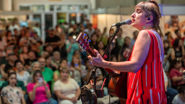 Convocante cierre de la Feria del Libro con Hilda Lizarazu