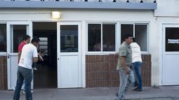 Cuatro ladrones los picanearon para robarles