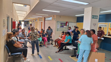 profesionales de la maternidad con medidas de fuerza