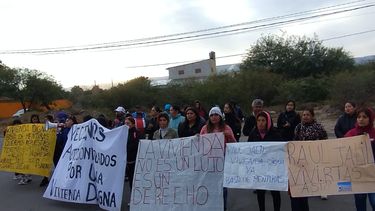 Vecinos autoconvocados se manifiestan frente a Casa de Gobierno