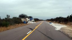 Volcó el acoplado de un camión en Santa Rosa