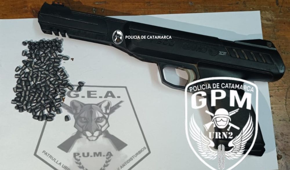 Secuestro. Peligrosa pistola activada a pistón, con munición hueca.