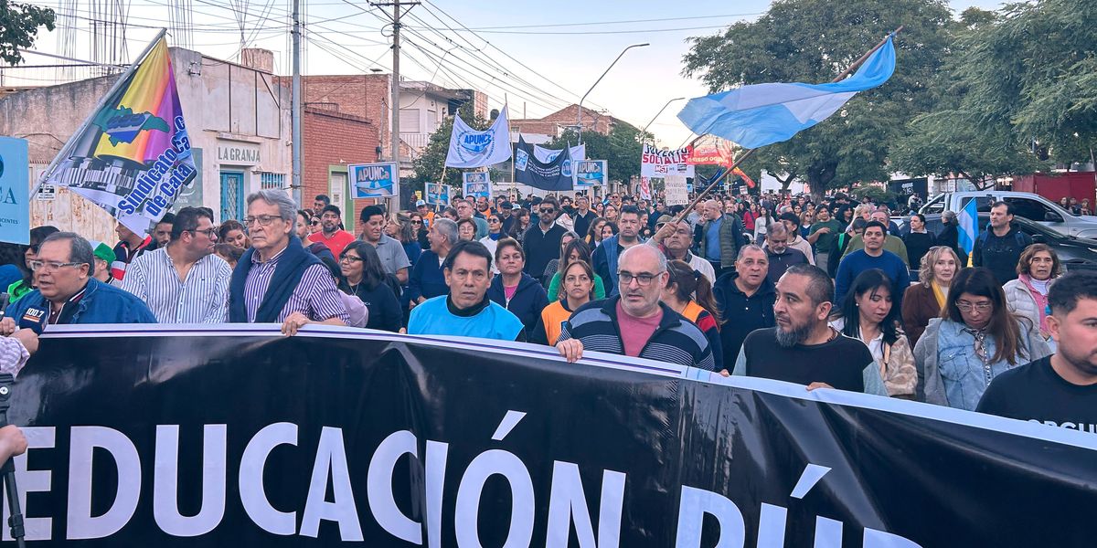 Multitudinaria. La movilización de ayer contó con el apoyo de múltiples sectores contra el ajuste a las universidades. Multitudinaria. La movilización de ayer contó con el apoyo de múltiples sectores contra el ajuste a las universidades.