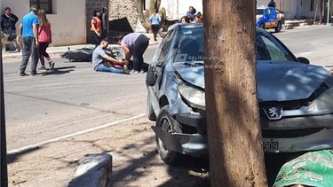 un auto choco con una moto y se estrello contra un arbol