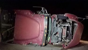 Tremendo vuelco de un camión