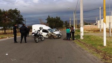 Violento choque de un utilitario contra una columna