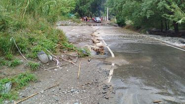 Estadía complicada. ayer abrieron escuelas, clubes para contener a los fieles que acampaban al aire libre.