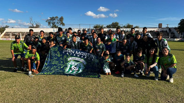 la escuela de futbol primeros pasos del club san martin de el banado presento su nueva indumentaria oficial