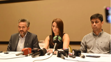 Querella. Sarquís (izq.) junto a los hijos del ministro, Natalia y Fernando Rojas, en una conferencia de prensa.