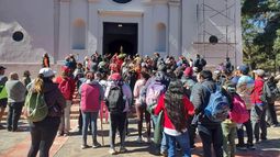 Llegada. Los caminantes llegaron a la iglesia de San José luego de recorrer 15km a pie desde Paclín.