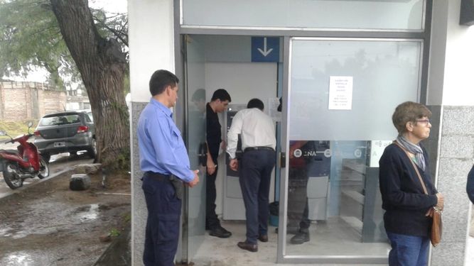 Violentaron dos cajeros del Parador de Valle Viejo