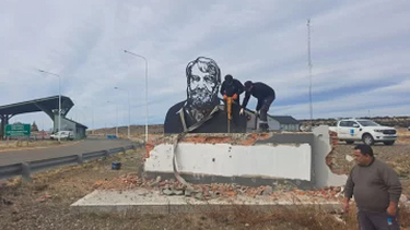 La gestión libertaria destruyó un monumento a Osvaldo Bayer