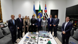 Milei se reunió con Flávio Bolsonaro en Brasil para respaldar su candidatura presidencial