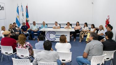 Reunión. Entre los gremios y el ministro de educación y autoridades.