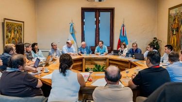Tratativas. Cerradas las paritarias provinciales, el Gobierno inicia las negociaciones con los intendentes.