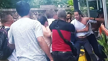 chavistas enfurecidos agredieron salvajemente a juan guaido
