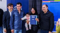 Gustavo Saadi encabezó una nueva entrega de escrituras gratuitas