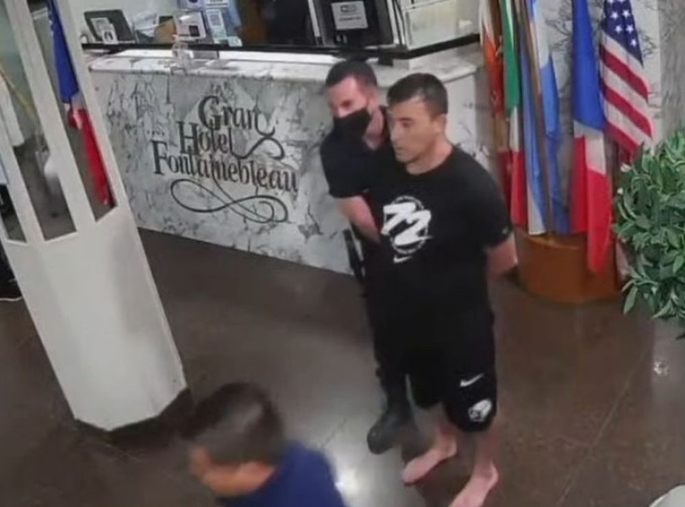 Video. La salida por la fuerza de Martínez de un hotel fue registrada.&nbsp;