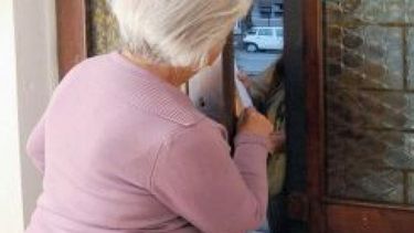 Le robaron 40 mil pesos a una anciana