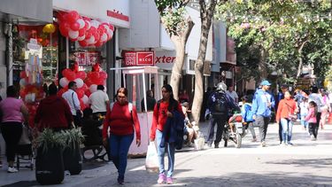 Compras. La gente busca precios y se queda con las mejores opciones; en algunos casos no son juguetes.