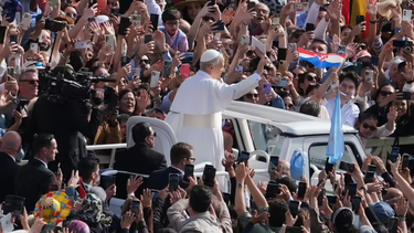 la reflexion del papa leon xiv en la misa de ano nuevo: el mundo no se salva afilando espadas