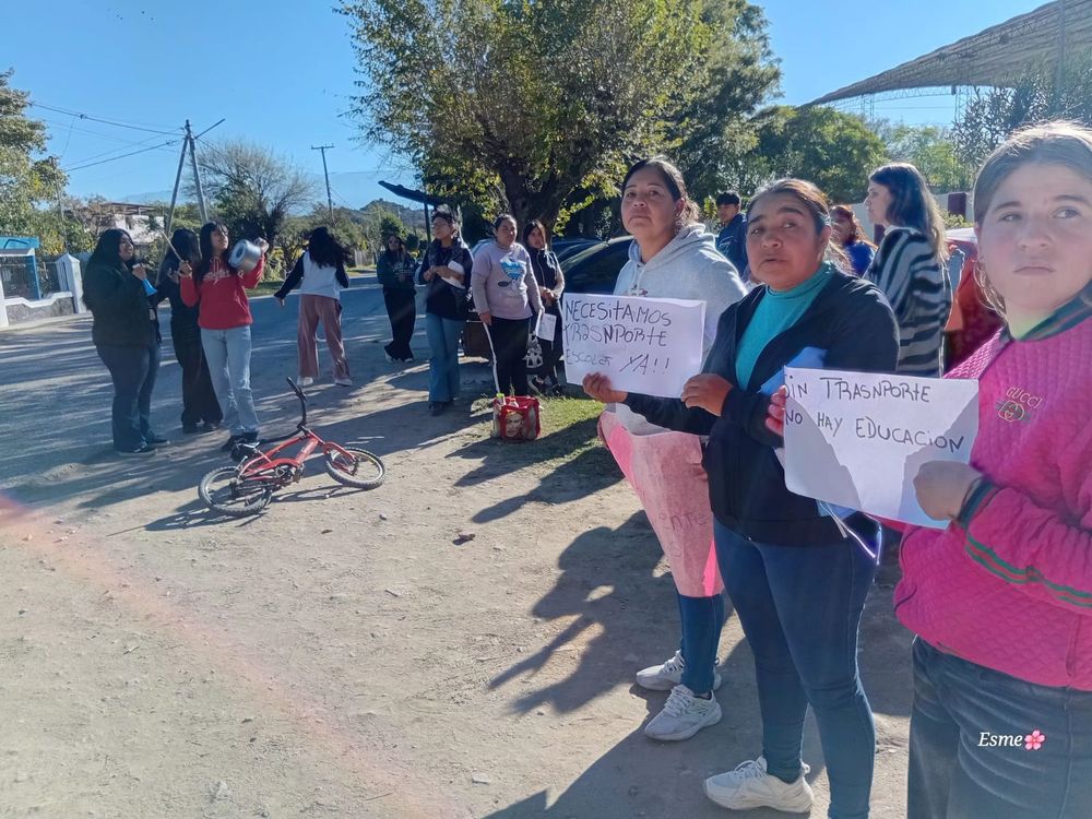 El Portezuelo. Los tutores se manifestaron ayer ante la falta de transporte escolar.